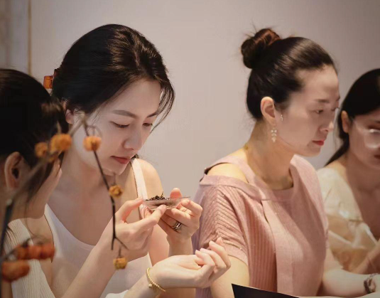 有一种隐形出轨,叫“搭子”